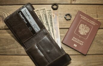 How to carry Money while you travel How to carry money while you travel